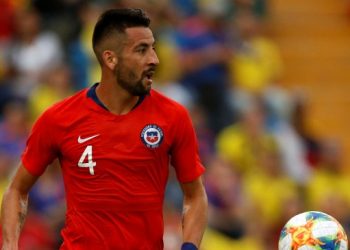 “Huaso” Isla se vestirá de rojo para jugar con Colombia