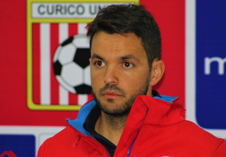 Entrenador de Curicó da positivo por Covid-19 en viaje a Argentina y no podrá dirigir ante la UC