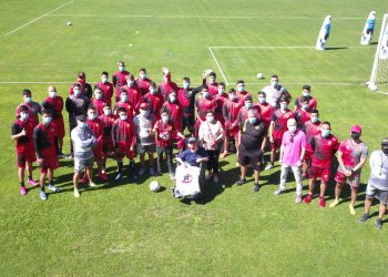Bochista talquino Cristóbal Aranda cumplió el sueño de conocer el plantel de Rangers  