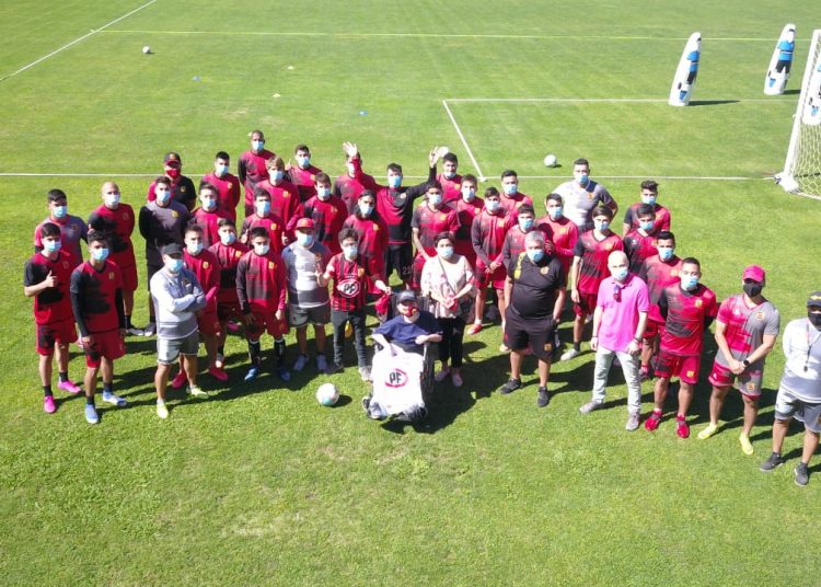 Bochista talquino Cristóbal Aranda cumplió el sueño de conocer el plantel de Rangers  