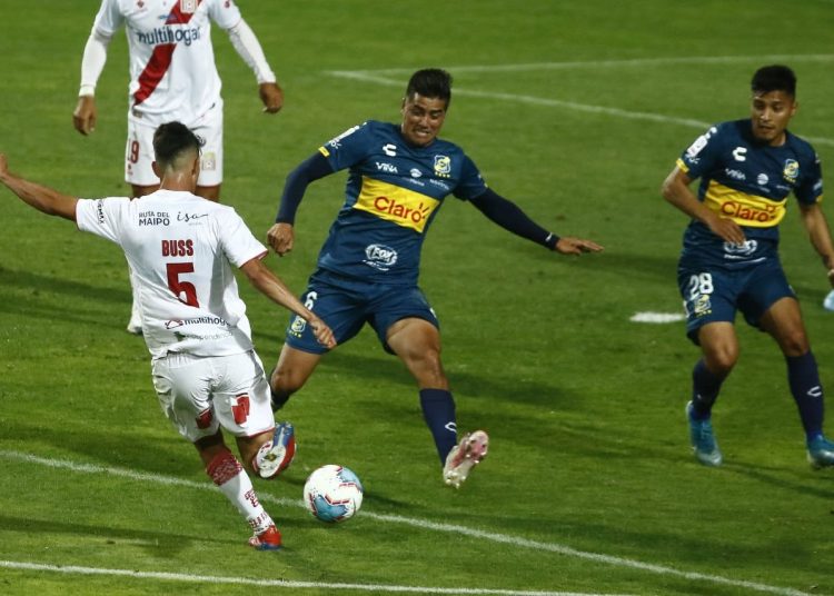 Everton frenó el buen momento de Curicó