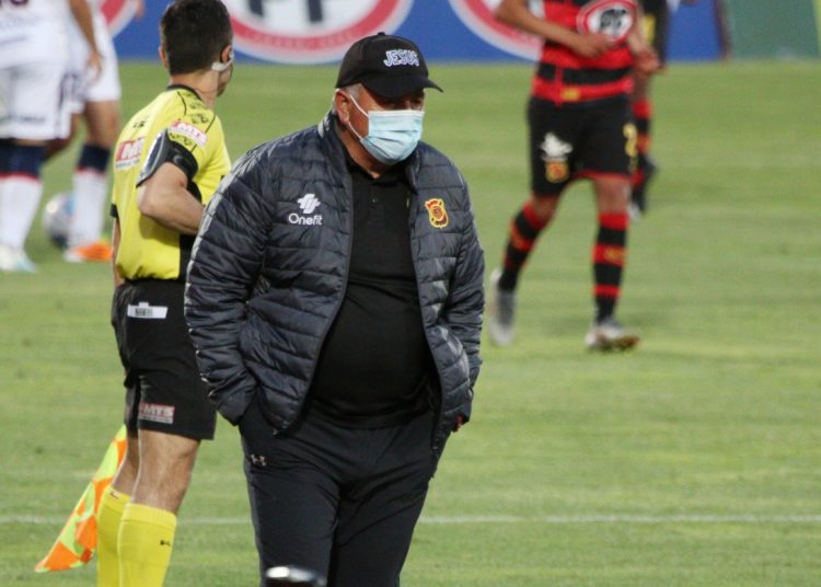 ¡Marcoleta explotó! : Aseguró que jugadores han tenido rendimientos paupérrimos y arremetió contra periodista