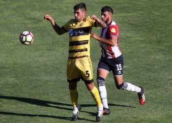 Deportes Linares complicó al líder, pero terminó cediendo los tres puntos