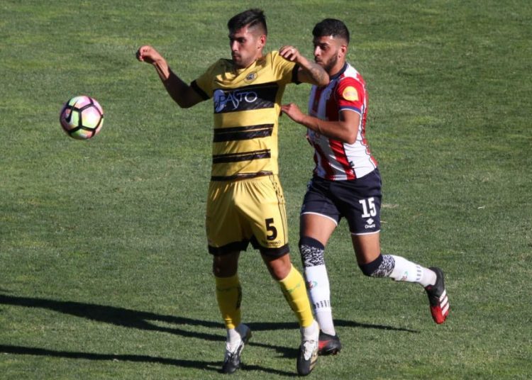 Deportes Linares complicó al líder, pero terminó cediendo los tres puntos