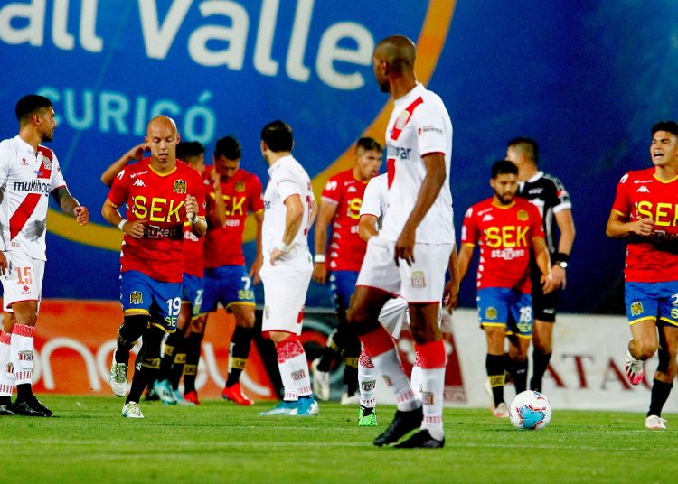 Curicó Unido fue goleado y se comienza a complicar con el descenso  
