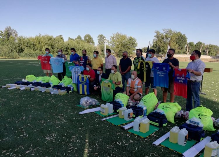 Clubes de la Decana talquina recibieron kits sanitarios con una luz de esperanza de volver a menearla  