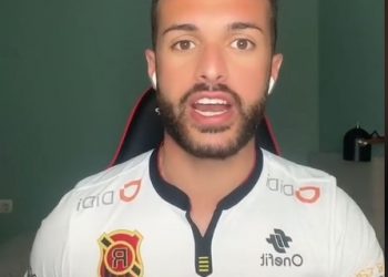 Famoso tiktoker español sorprendió luciendo camiseta de Rangers de Talca  