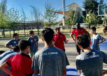 Liceo de Curicó y Desafío Levantemos Chile se unen para promover el deporte