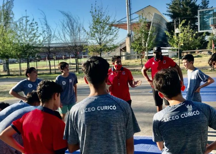 Liceo de Curicó y Desafío Levantemos Chile se unen para promover el deporte