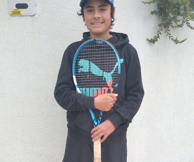 Tenista talquino espera mejorar su juego para dar el gran salto