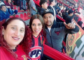 Hinchas del Rojinegro realizan cruzada solidaria para familia abatida por el Covid-19  