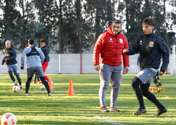 Técnico interino ya trabaja en el once del “Curi” para enfrentar a O’Higgins