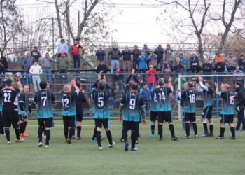 Funebreros se están colocando una manito en el cucharón para ayudar a uno de los suyos