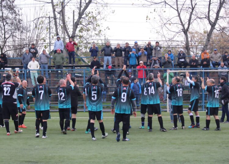 Funebreros se están colocando una manito en el cucharón para ayudar a uno de los suyos