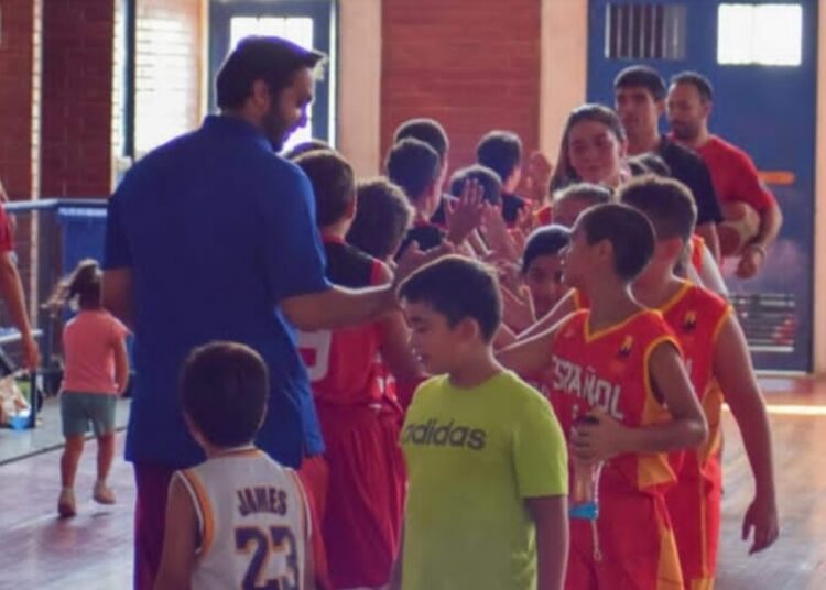 Escuela de básquetbol será guiada por referente talquino de los cestos