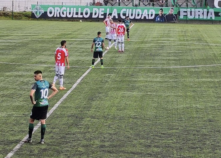 Linares igualó en Villarrica y se aferra  al sueño de mantener la categoría