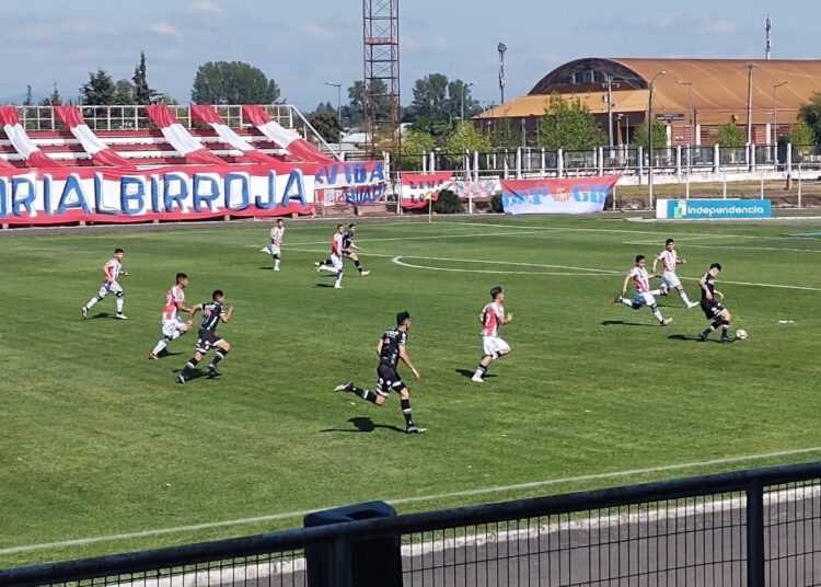 Linares perdió, pero se aferra a la   esperanza de salvar la categoría