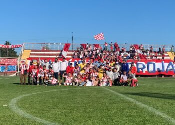 Linares salvó la categoría en un partido que terminó con agresión a los árbitros