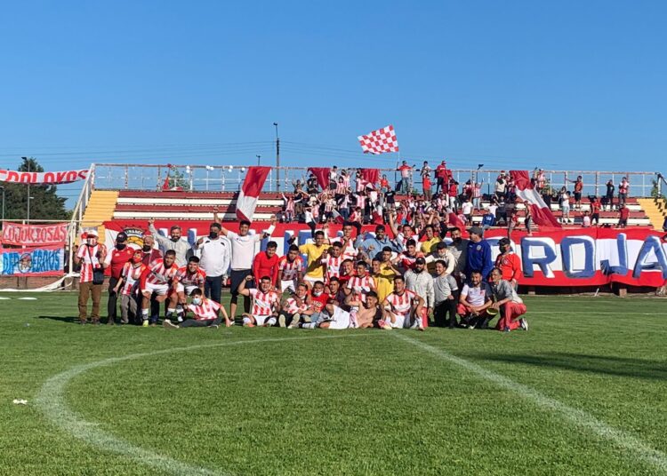 Linares salvó la categoría en un partido que terminó con agresión a los árbitros