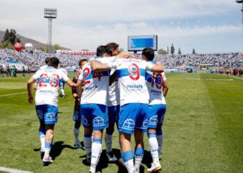 La UC se quedó con el clásico universitario y sigue en la lucha por el título