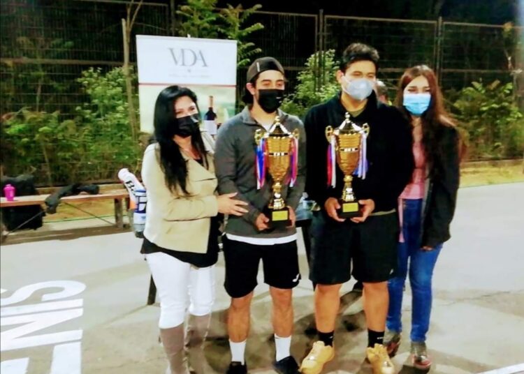 Campeonato de dobles de Halloween premió a los mejores