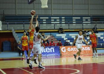 Español tendrá que buscar entrenador para la LNB