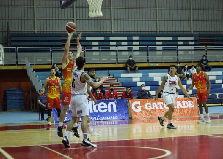 Español tendrá que buscar entrenador para la LNB