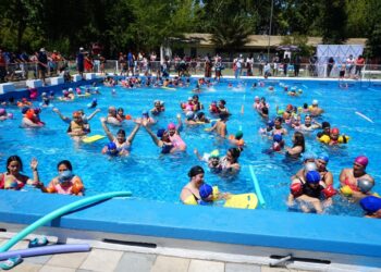 Maulinos se lanzaron a la piscina  con cursos de natacion gratuitos