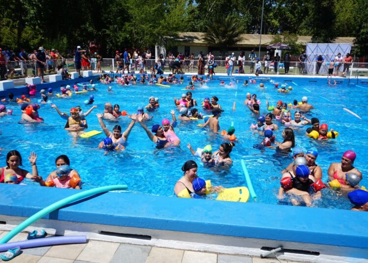 Maulinos se lanzaron a la piscina  con cursos de natacion gratuitos