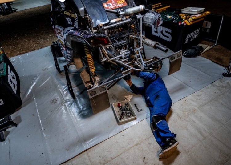 Francisco López aprovechó jornada de descanso del Dakar para ajustar su máquina 