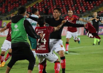 ¡Por fin!: Rangers consiguió triunfazo como local