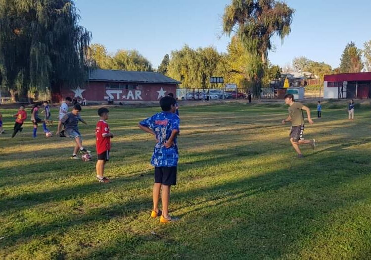 Talleres gratuitos municipales de fútbol siguen activos en Talca