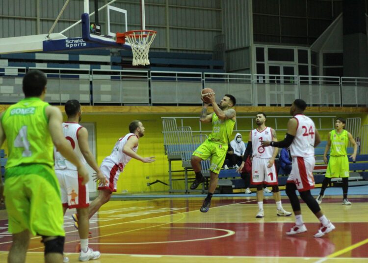 El “Lorito” voló hasta Osorno para intentar robar puntos