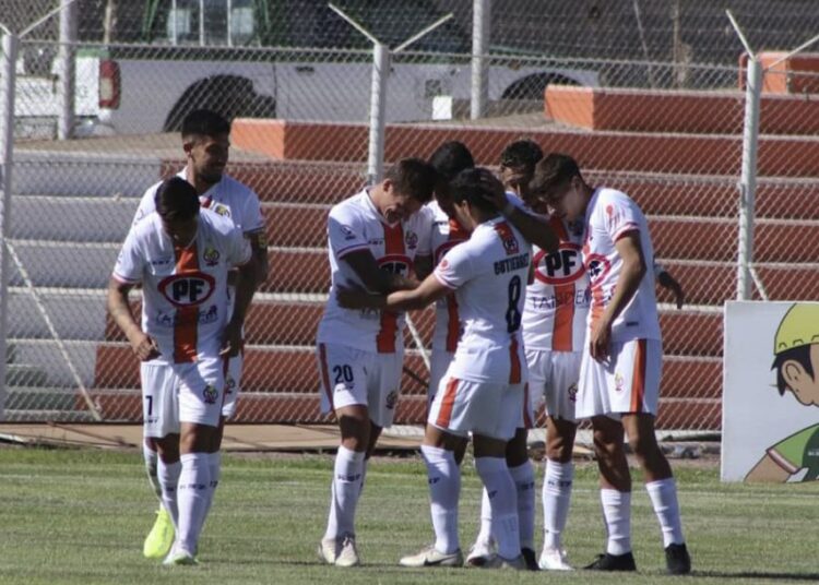 Rojinegro mira un central en Primera División