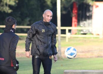 El Rojinegro volvió con novedades a las prácticas