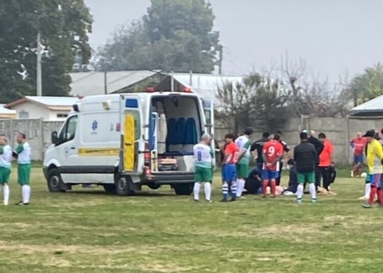 Atención futbolistas amateurs: Contar con desfibriladores sería una realidad