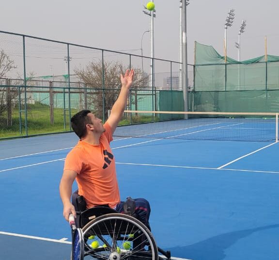 Tenista en silla de ruedas sanclementino ya está en semifinales de torneo en Ecuador
