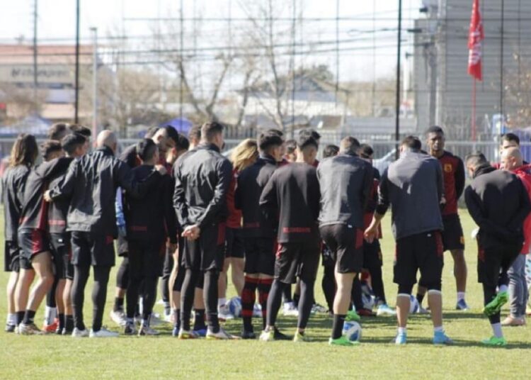 “Dunga” Pinto probó esquemas para enfrentar a Santa Cruz