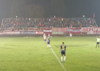 Linares dejó escapar puntos en casa, pero continúa en la cima