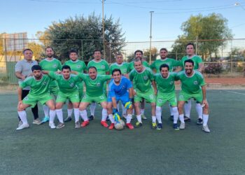 Peloteros de los servicios públicos se sacaron la corbata y se vistieron de corto