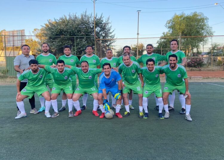 Peloteros de los servicios públicos se sacaron la corbata y se vistieron de corto