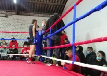 Boxeadores golpean puertas para representar a Talca