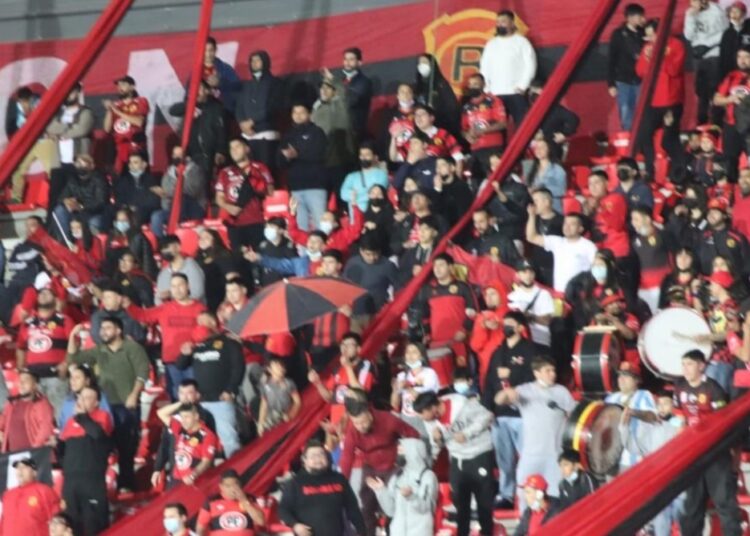 Hinchas de Rangers organizaron caravanas para acompañar al equipo