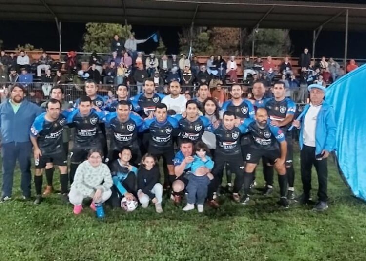 El “General” dio la vuelta olímpica en la  Copa de Campeones de los Viejos Crack