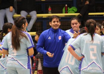 Destacado entrenador de hándbol perfeccionó sus conocimientos en España