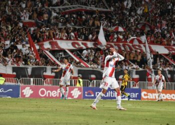 Hinchas curicanos protestan: “Pongan más huevos, pongan más corazón”