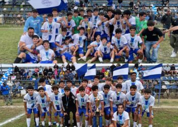 Costanera logró doble corona en infantiles y dedicó el triunfo al cielo