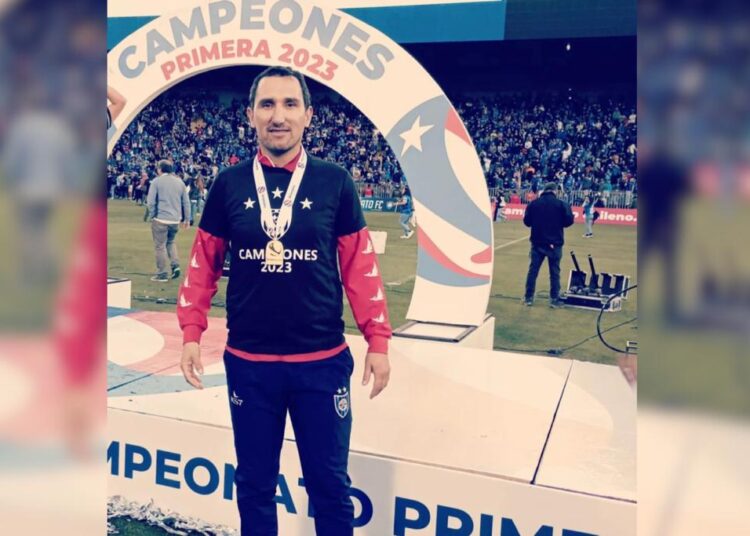 El psicólogo talquino detrás de un nuevo título de Huachipato