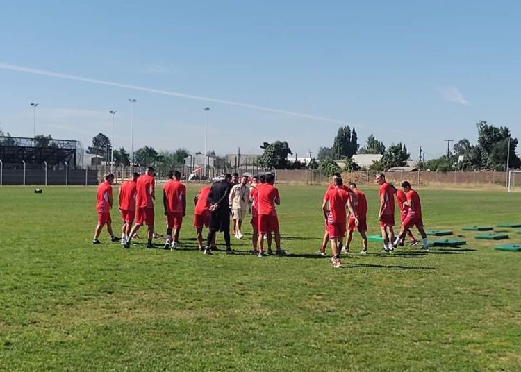 Linares sorprende con fichaje de jugador extranjero y amplió vínculo con otro futbolista