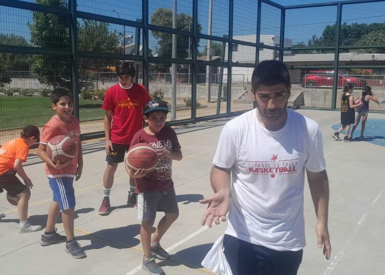 Jugadores de Español de Talca se sumaron a talleres municipales de verano